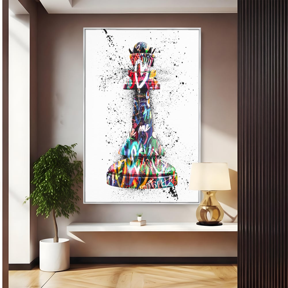 Tablou canvas cu piesa de sah regina cu graffiti, in rama de aluminiu argintiu